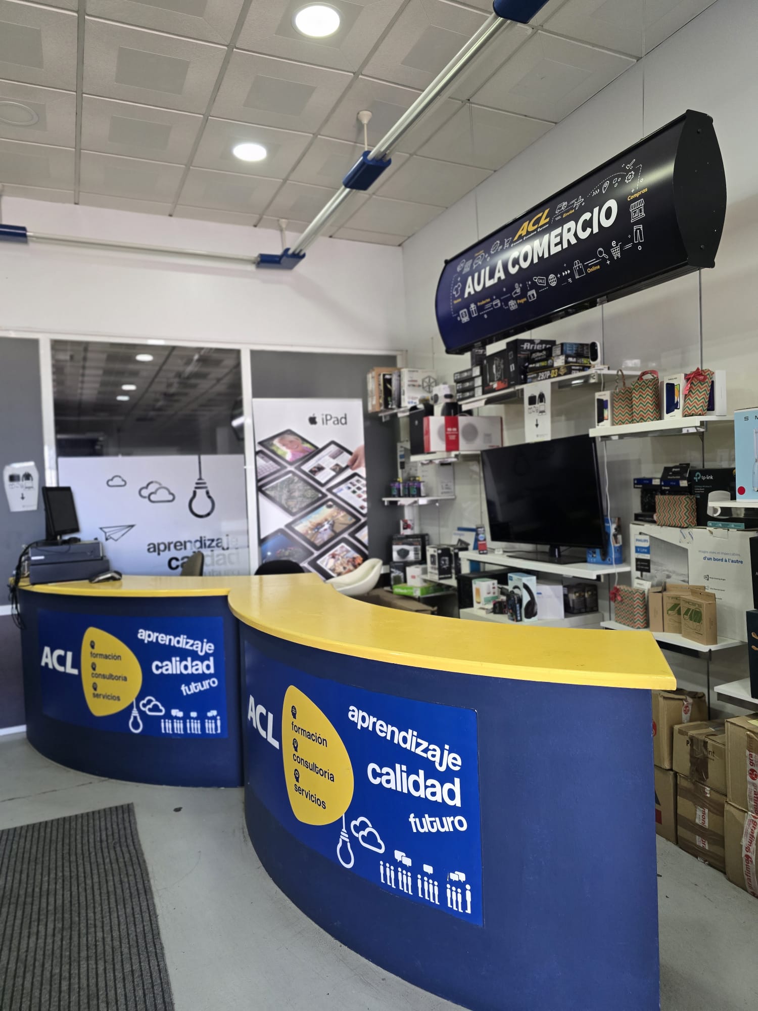Aula-taller de Comercio del CCM: simulación de supermercado con mostrador y caja
