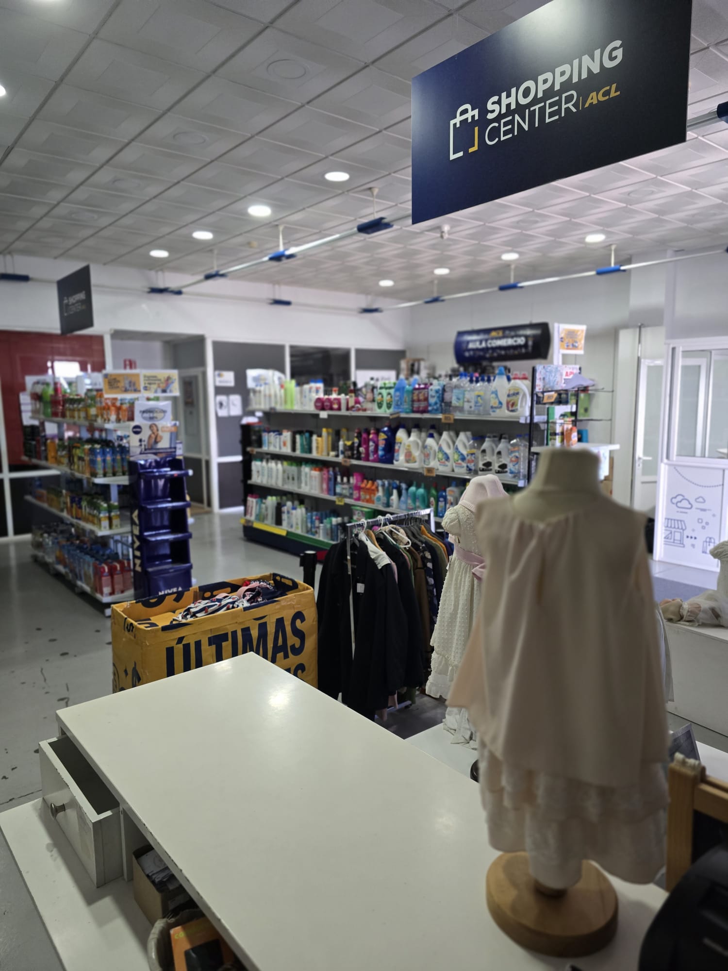 Zona de moda y escaparatismo en el aula-taller de Comercio del CCM