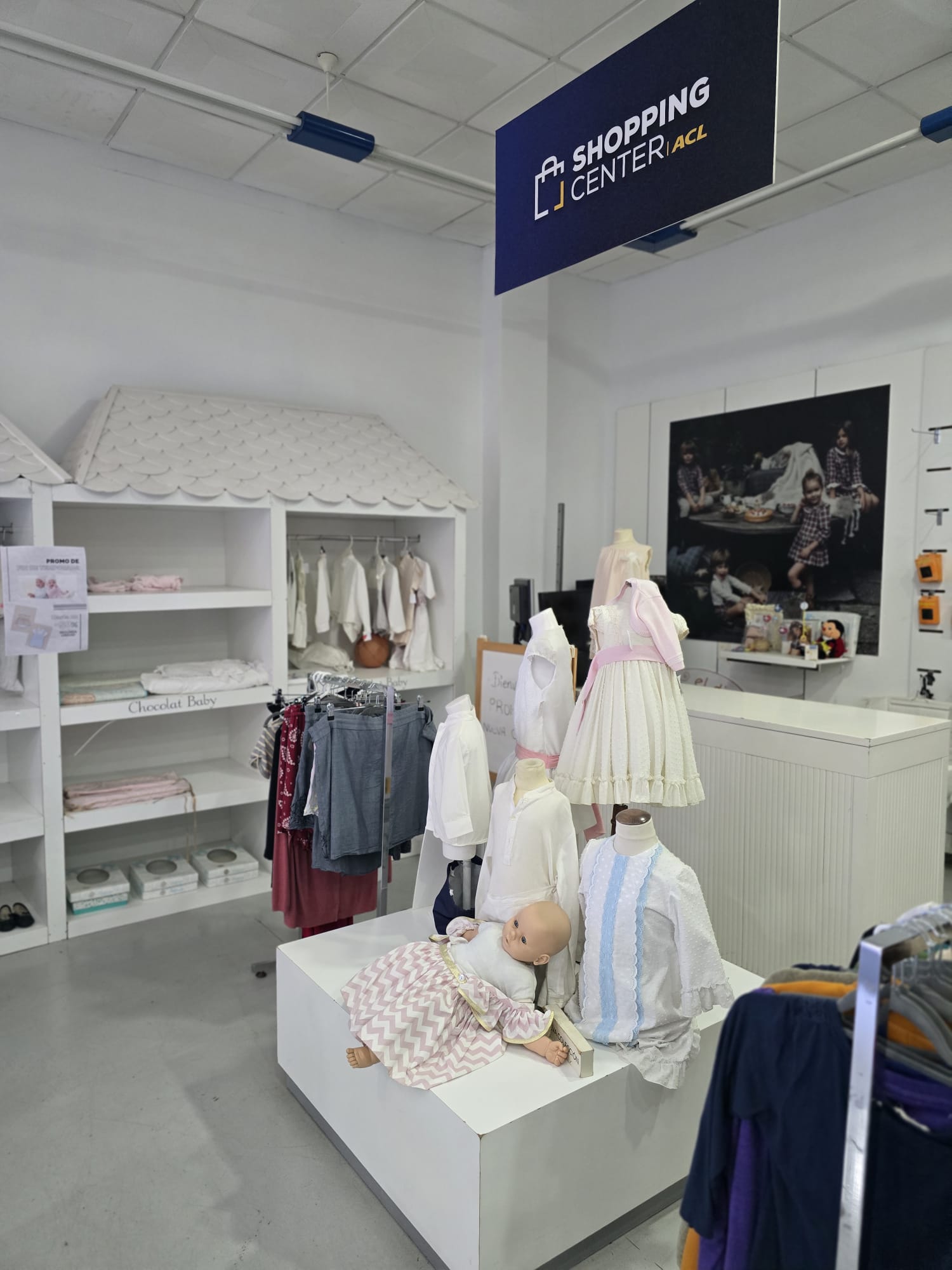 Sección de moda infantil en el aula-taller de Comercio del CCM, ambientada como Shopping Center