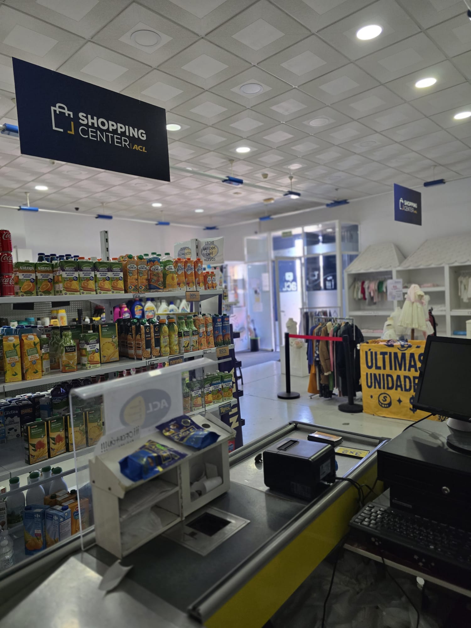 Zona de caja y estanterías de alimentación en el aula-taller de Comercio del CCM