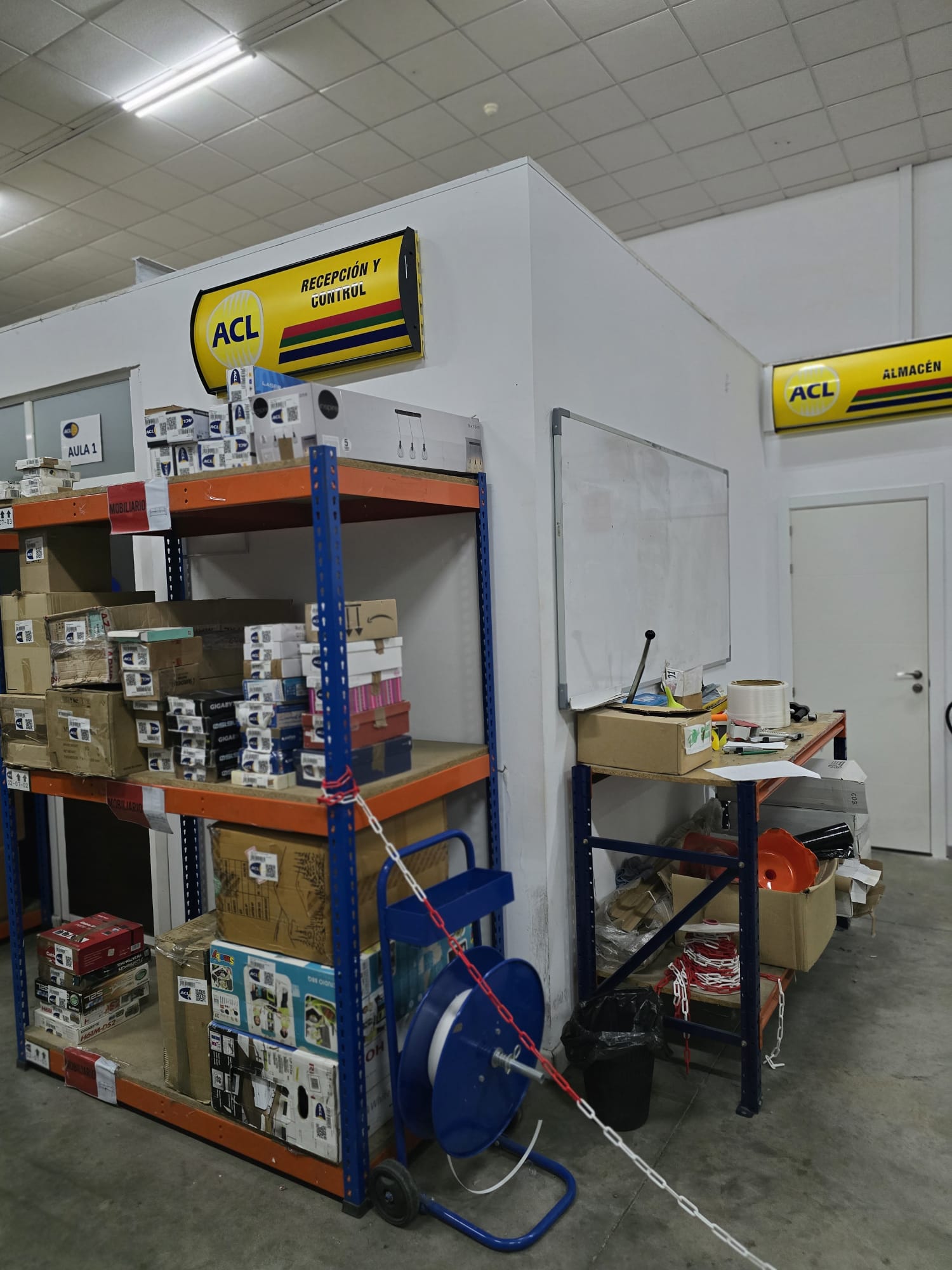 Estanterías industriales del aula-taller de Almacén y Logística del CCM