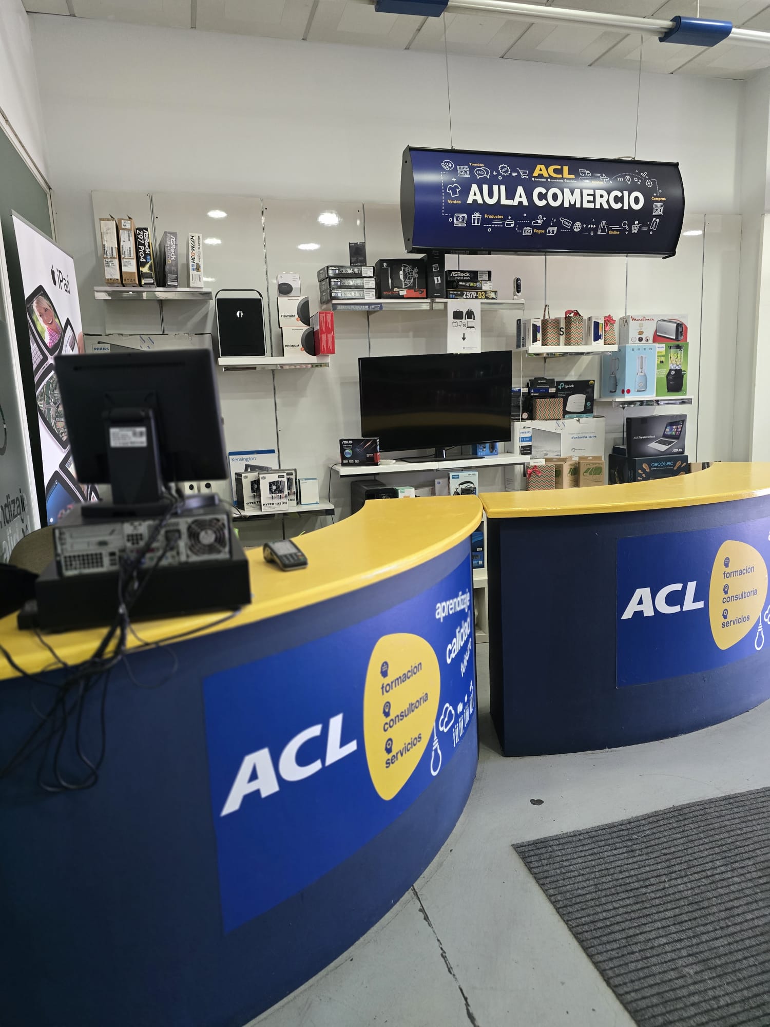 Mostrador de atención al público y caja en el aula-taller de Comercio del CCM